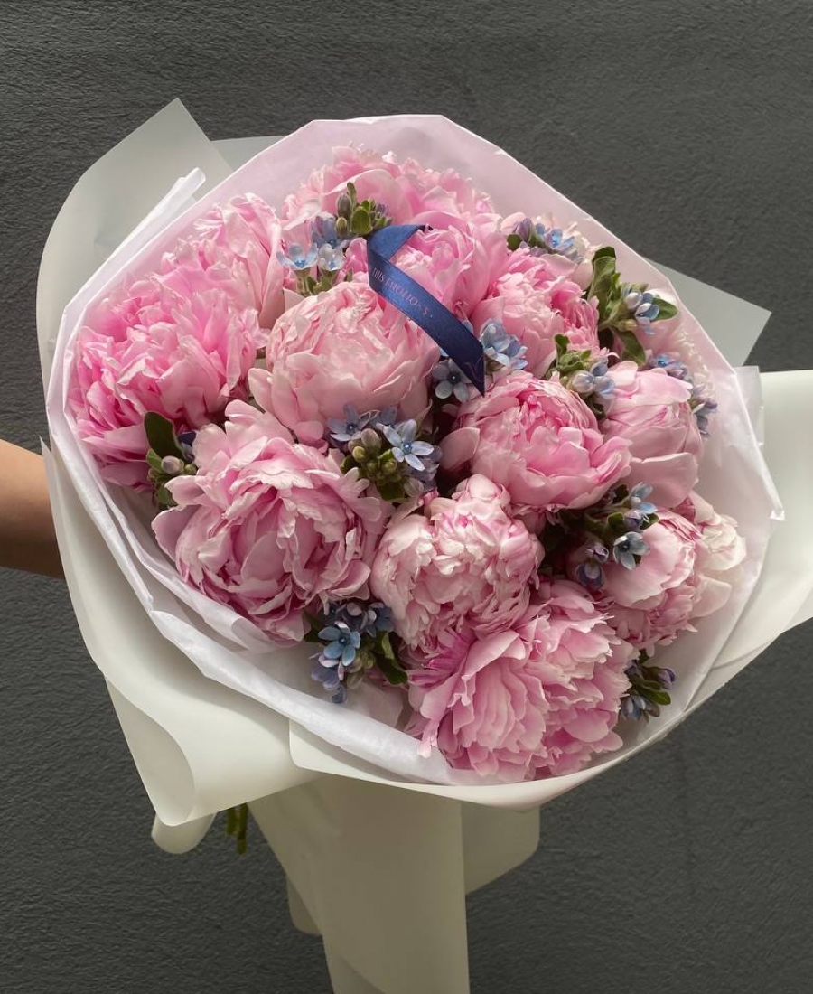 Duo-bouquet of peonies in combination with oxypetal